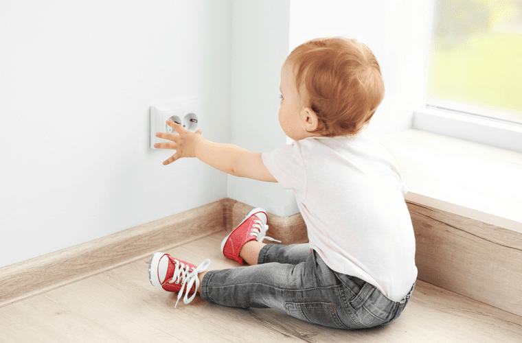 Bebek ev güvenlik ürünleri kategorisinde yer alan priz koruyucu kapak, çocuklarınızın prizle oynamasını engellemenize yardımcı olur.