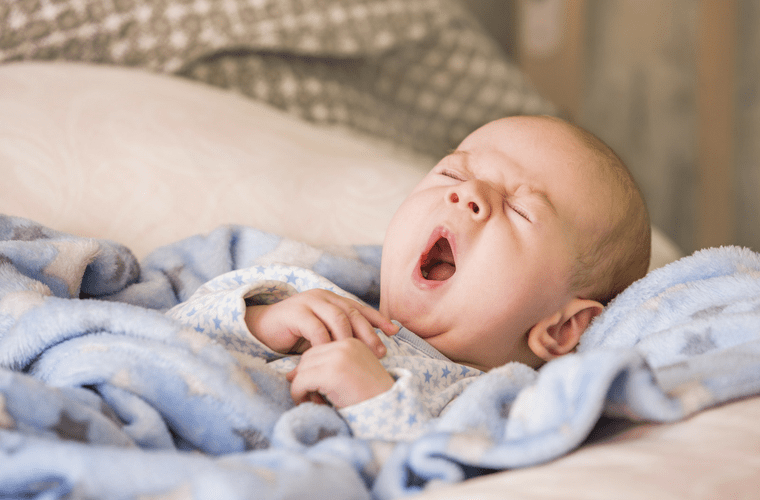 Bebek Uyku Eğitiminde Doğru Bilinen Yanlışlar başlıklı makalede kullanılan, esnemekte olan bebek