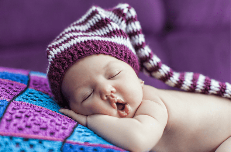 Bebek Uyku Eğitiminde Doğru Bilinen Yanlışlar başlıklı yazıda kullanılan, ağzı açık bir şekilde uyuyan bebek